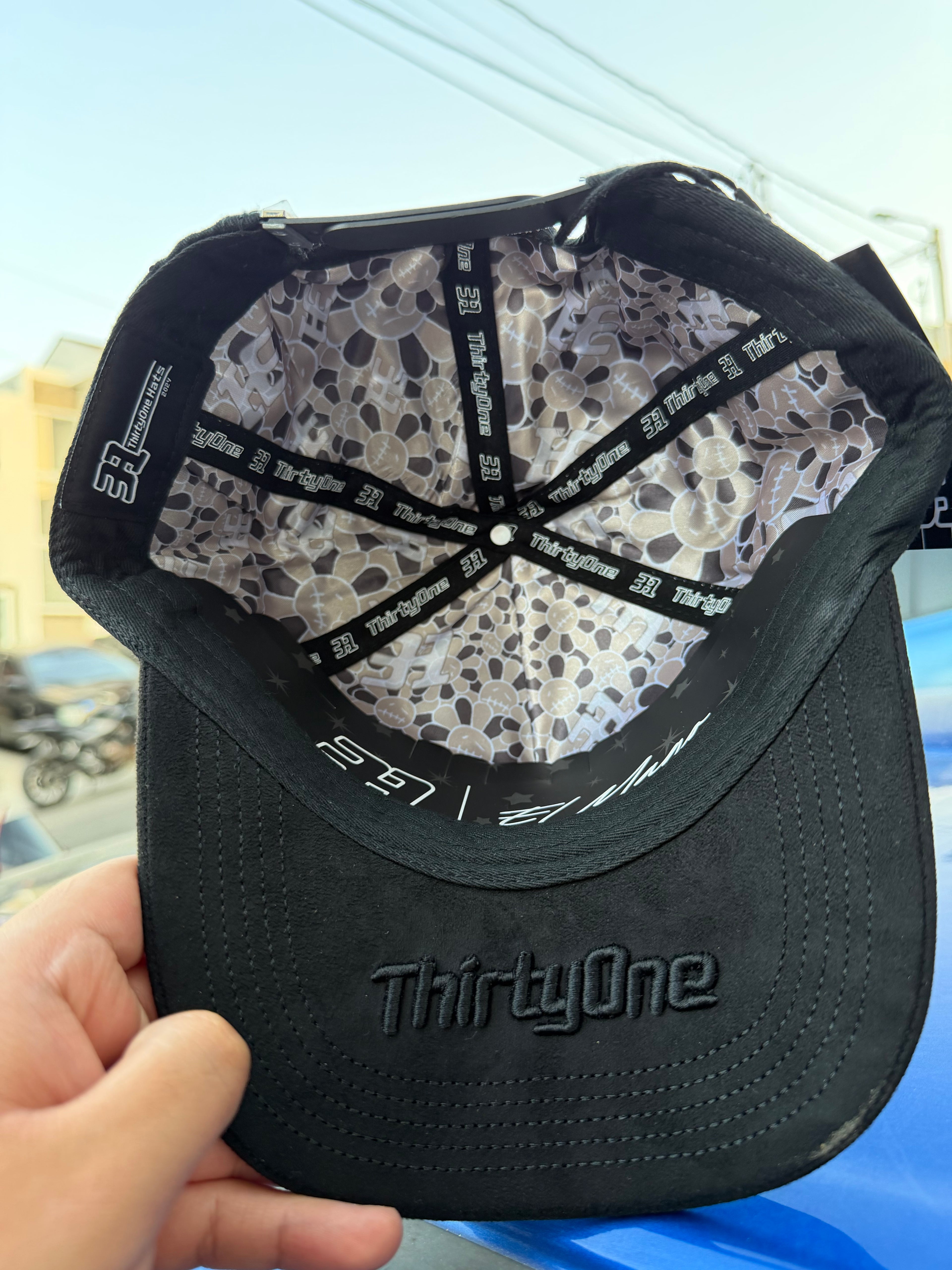 THIRTY ONE HATS MURAKAMK NEGRA